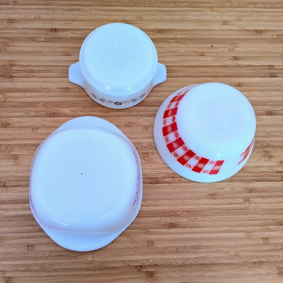 Mixed Lot of Vintage Milk Glass Bowl & Mini Casseroles - Picture 3 of 3